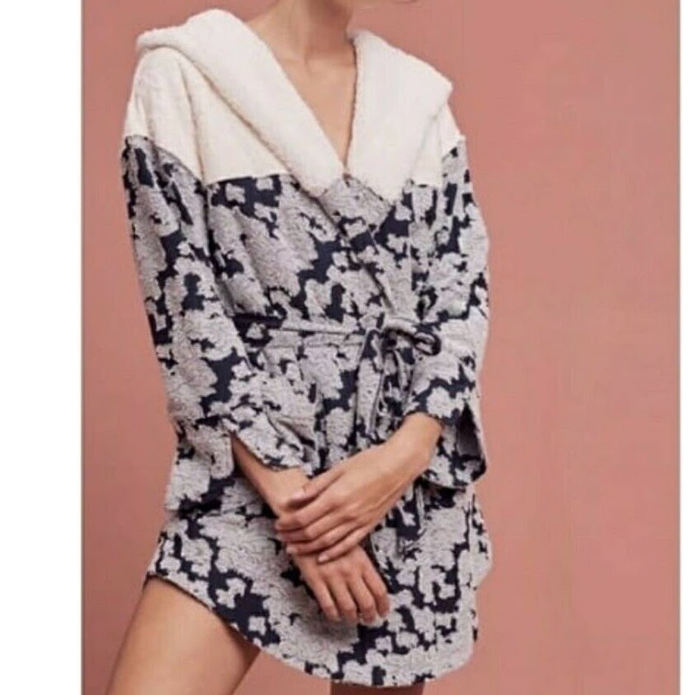 NWOT Anthropologie Lilka Sherpa Fluffy Textured Floral Hooded Robe